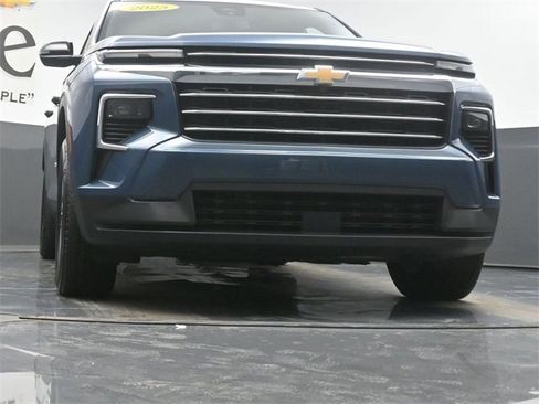 Used 2025 Chevrolet Traverse LT image 3