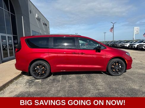 New 2026 Chrysler Pacifica Select w/ S Appearance Package AWD/4WD image 13