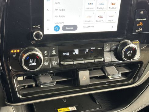 Used 2025 Toyota Highlander XLE image 25