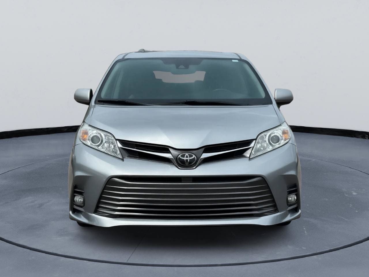 Used 2018 Toyota Sienna XLE FWD image 2