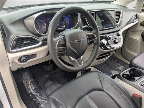 Used 2024 Chrysler Pacifica Touring-L image 10