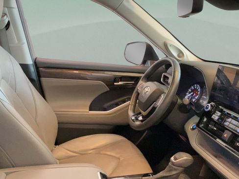 Used 2022 Toyota Highlander Platinum FWD image 36