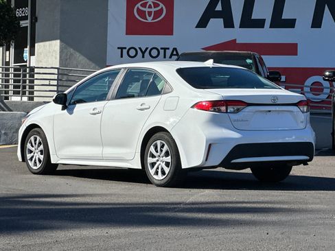Used 2021 Toyota Corolla LE image 3