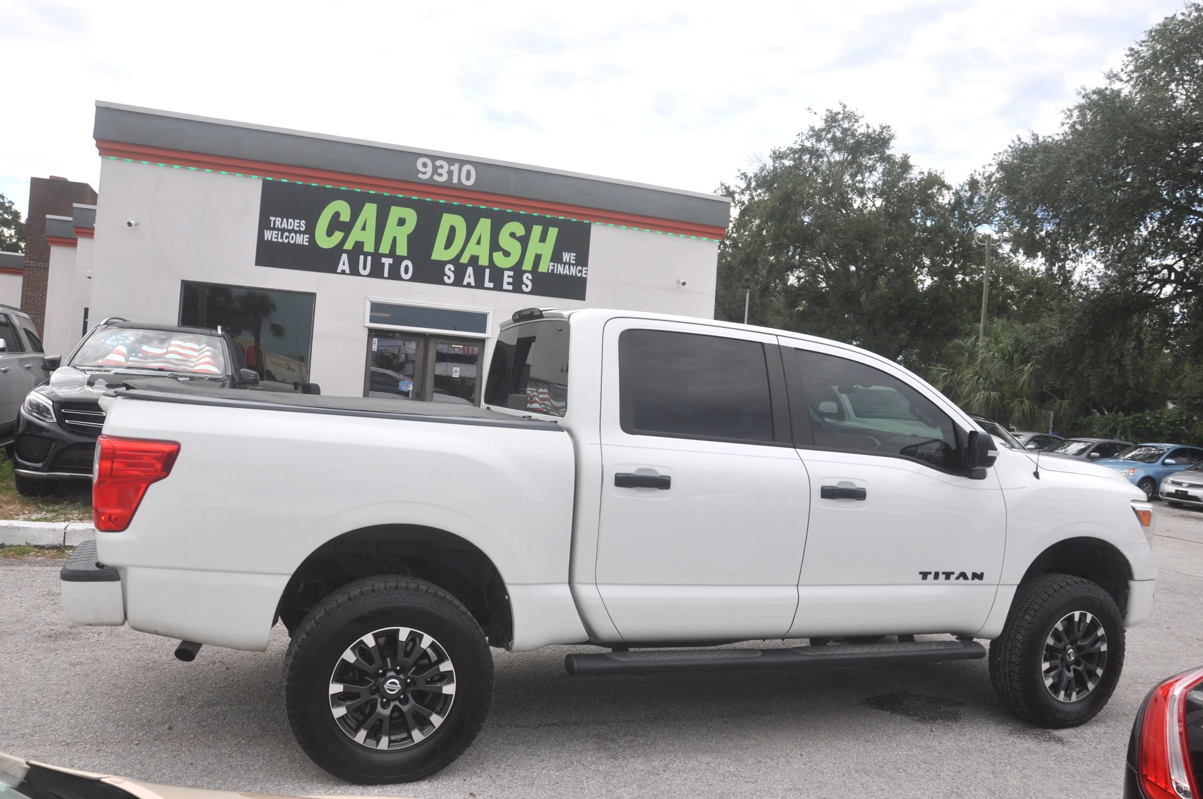 Used 2018 Nissan Titan SV w/ SV Convenience Package RWD image 29
