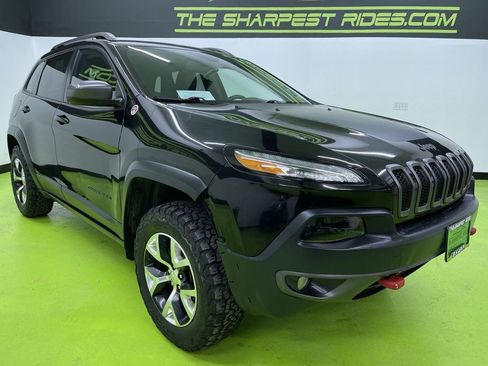 Used 2017 Jeep Cherokee Trailhawk image 2