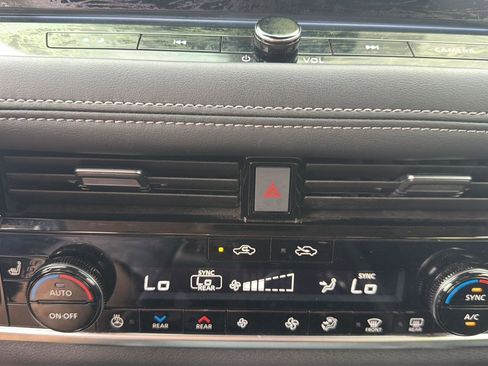 Used 2024 Nissan Rogue Platinum w/ Platinum Premium Package FWD image 18