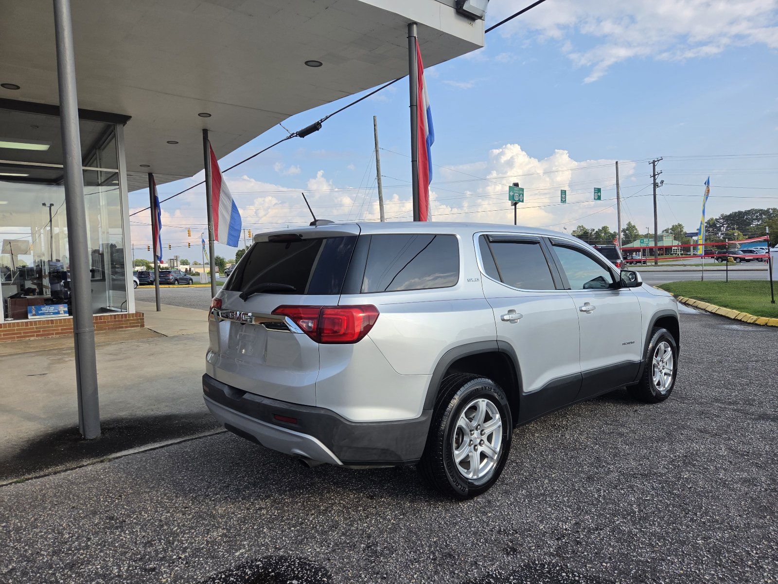 Used 2018 GMC Acadia SLE w/ LPO, Floor Liner Package FWD image 5