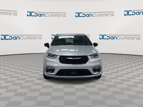 New 2026 Chrysler Pacifica Select AWD/4WD image 3