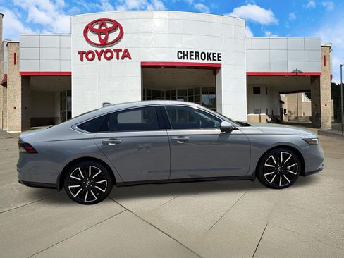Used 2025 Honda Accord Touring image 4