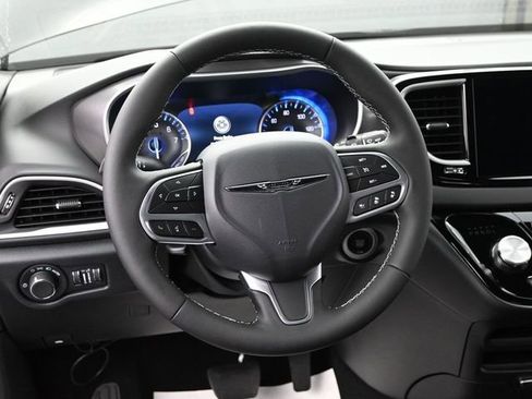 New 2025 Chrysler Voyager LX image 28