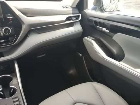 Certified 2024 Toyota Highlander XLE FWD image 17