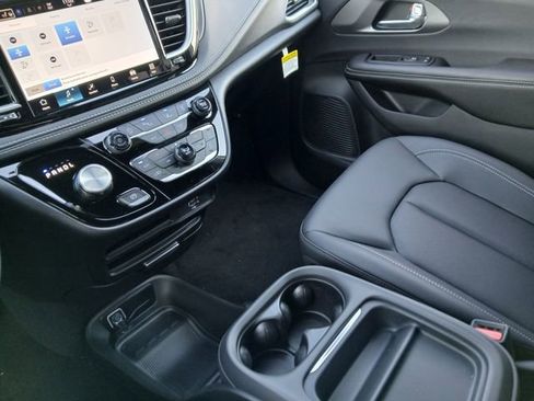 New 2027 Chrysler Pacifica Select AWD/4WD image 29