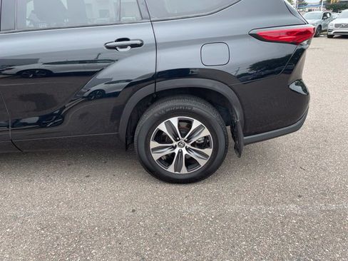 Used 2022 Toyota Highlander XLE AWD/4WD image 4