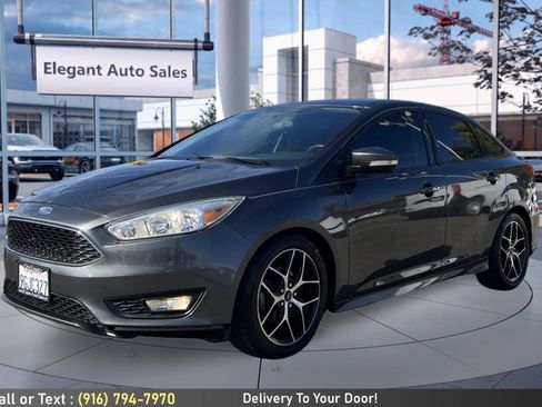 Used 2016 Ford Focus SE w/ SE Sport Package FWD image 9