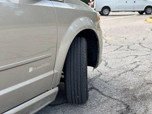 Used 2013 Dodge Grand Caravan Crew FWD image 5