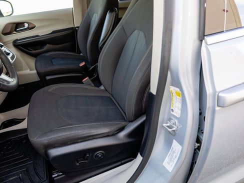 Used 2022 Chrysler Voyager LX image 10