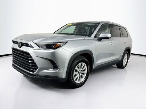 Used 2025 Toyota Grand Highlander FWD image 3