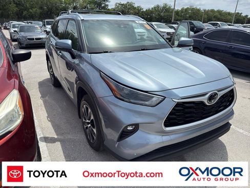 Used 2021 Toyota Highlander XLE AWD/4WD image 1