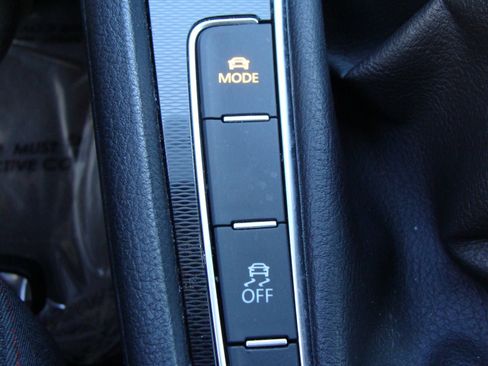 Used 2017 Volkswagen Golf S image 25