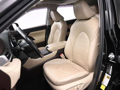 Used 2022 Toyota Highlander XLE AWD/4WD image 12
