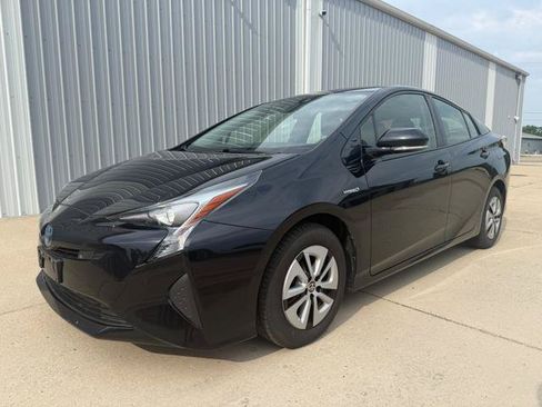 Used 2018 Toyota Prius Three FWD image 2
