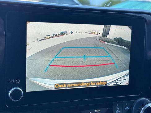 Used 2025 Toyota Highlander LE image 27