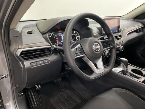 Used 2025 Nissan Altima 2.5 SV FWD image 2