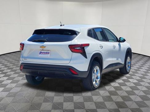 Used 2024 Chevrolet Trax LS w/ LS Convenience Package FWD image 4