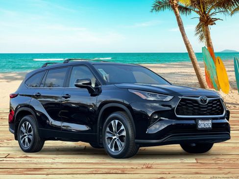 Used 2023 Toyota Highlander XLE image 7
