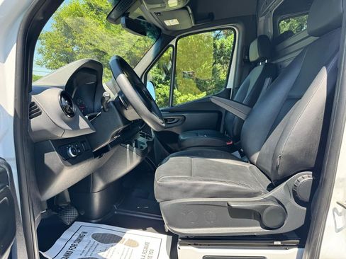 Used 2021 Mercedes-Benz Sprinter 2500 image 10