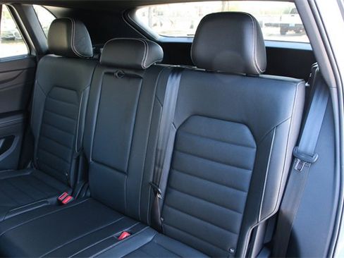 Certified 2025 Volkswagen Atlas Cross Sport SEL R-Line image 38