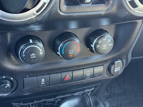 Used 2016 Jeep Wrangler Unlimited Sahara w/ Connectivity Group AWD/4WD image 17