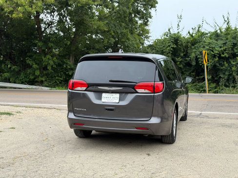 Used 2017 Chrysler Pacifica Touring w/ Tire & Wheel Group FWD image 10