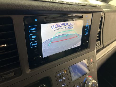 Used 2015 Toyota Sienna SE Premium image 18