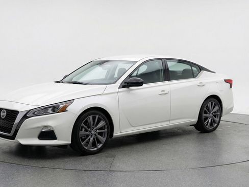 Used 2025 Nissan Altima 2.5 SV image 3