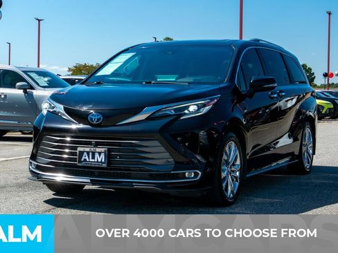 Used 2023 Toyota Sienna Platinum image 3