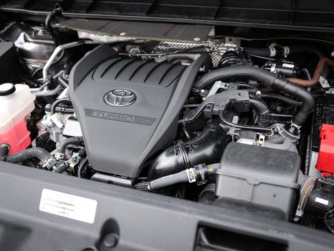 Used 2023 Toyota Highlander LE image 35