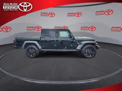 Used 2025 Jeep Gladiator Sport AWD/4WD image 9