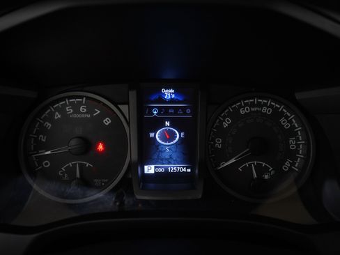 Used 2017 Toyota Tacoma TRD Off-Road w/ Premium & Technology Package AWD/4WD image 22