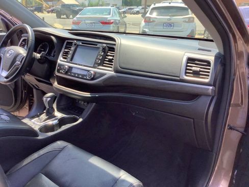 Used 2017 Toyota Highlander Limited AWD/4WD image 40