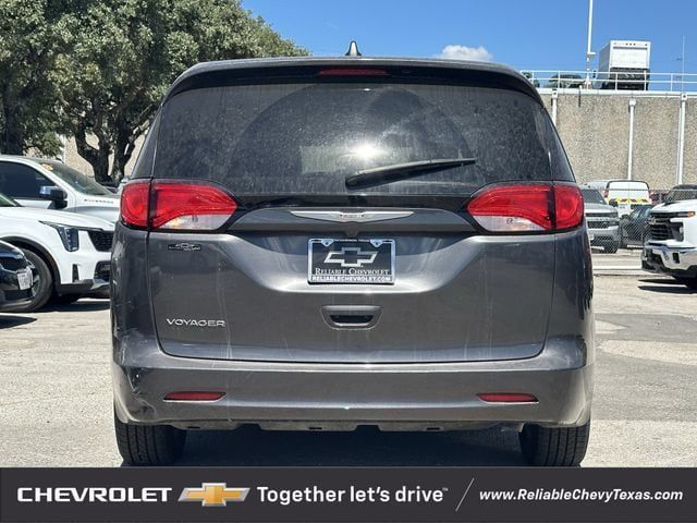 Used 2022 Chrysler Voyager LX FWD image 5