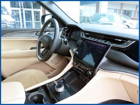 Used 2023 Jeep Grand Cherokee L Limited w/ Luxury Tech Group II AWD/4WD image 9