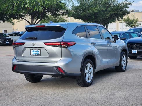 Used 2023 Toyota Highlander LE FWD image 6