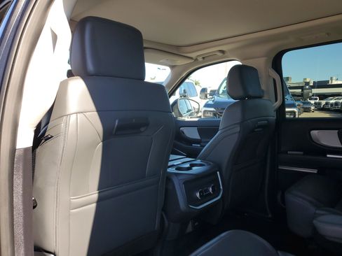 Used 2025 Ford Expedition Active image 19