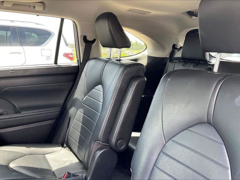 Used 2020 Toyota Highlander XLE AWD/4WD image 5