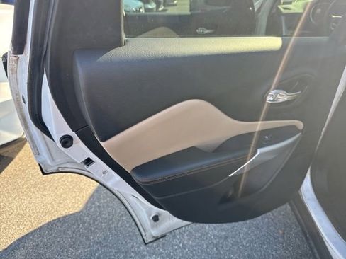 Used 2017 Jeep Cherokee Limited image 14