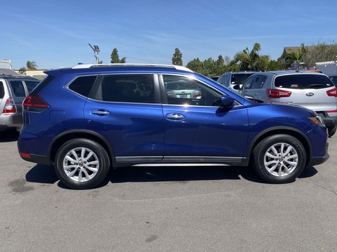 Used 2020 Nissan Rogue SV image 2