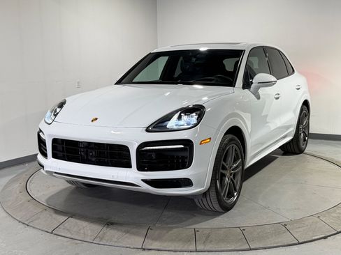 Used 2022 Porsche Cayenne image 3
