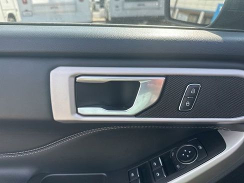 Used 2022 Ford Explorer XLT w/ Equipment Group 202A image 12