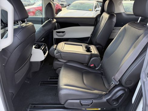 Used 2024 Kia Carnival EX image 25